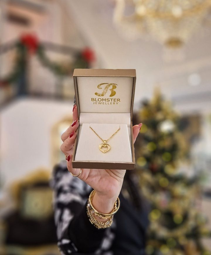 Smykkedesigner Helga Winther præsenterer årets julegaveidé med hjertehalskæde i guld og brillanter