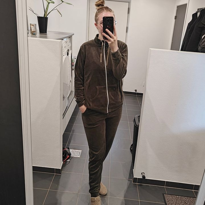 Elins Butik: komfortabelt hygge sæt til afslapning i stilrige farver til kun 499,95 kr.