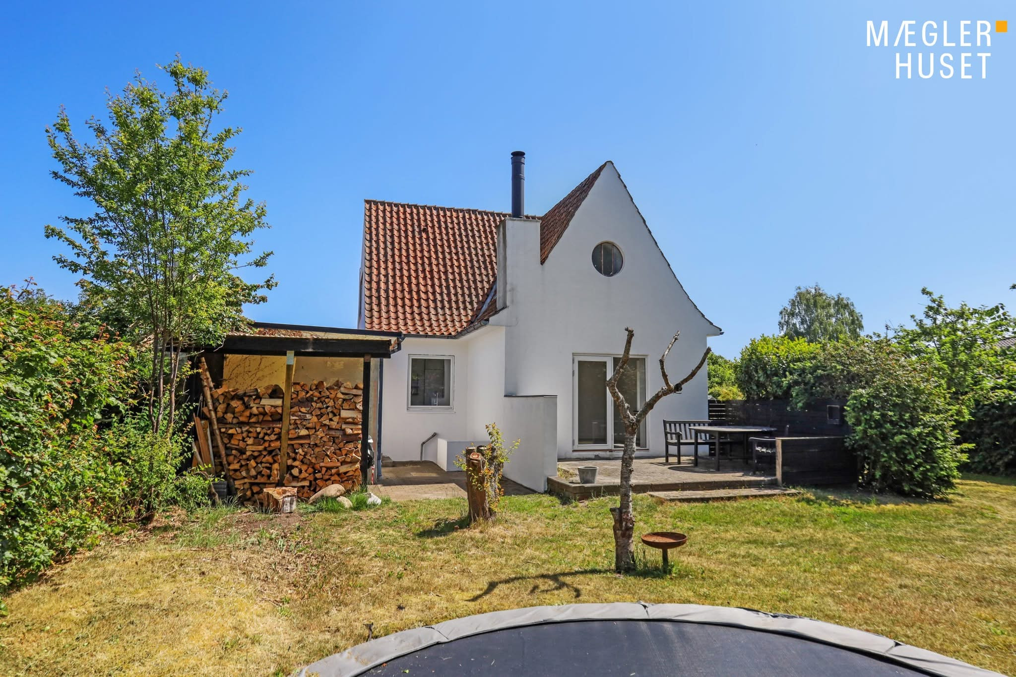 Mæglerhuset Sæby præsenterer moderniseret murermestervilla til salg for 1.395.000 kr.