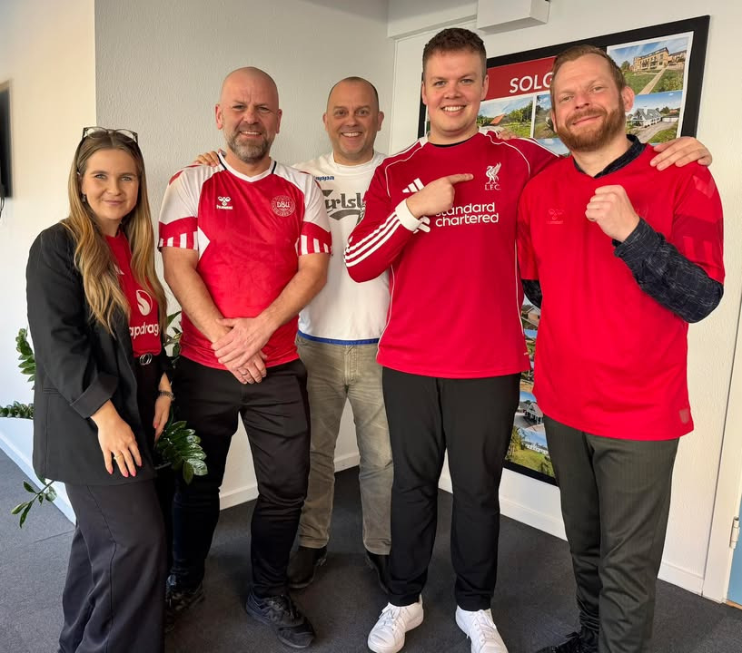 Ejenholm Bolig & Erhverv støtter fodboldtrøjefredag mod børnekræft