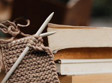 Strik og litteratur: En aften med hygge i Kulturhuset Bispen