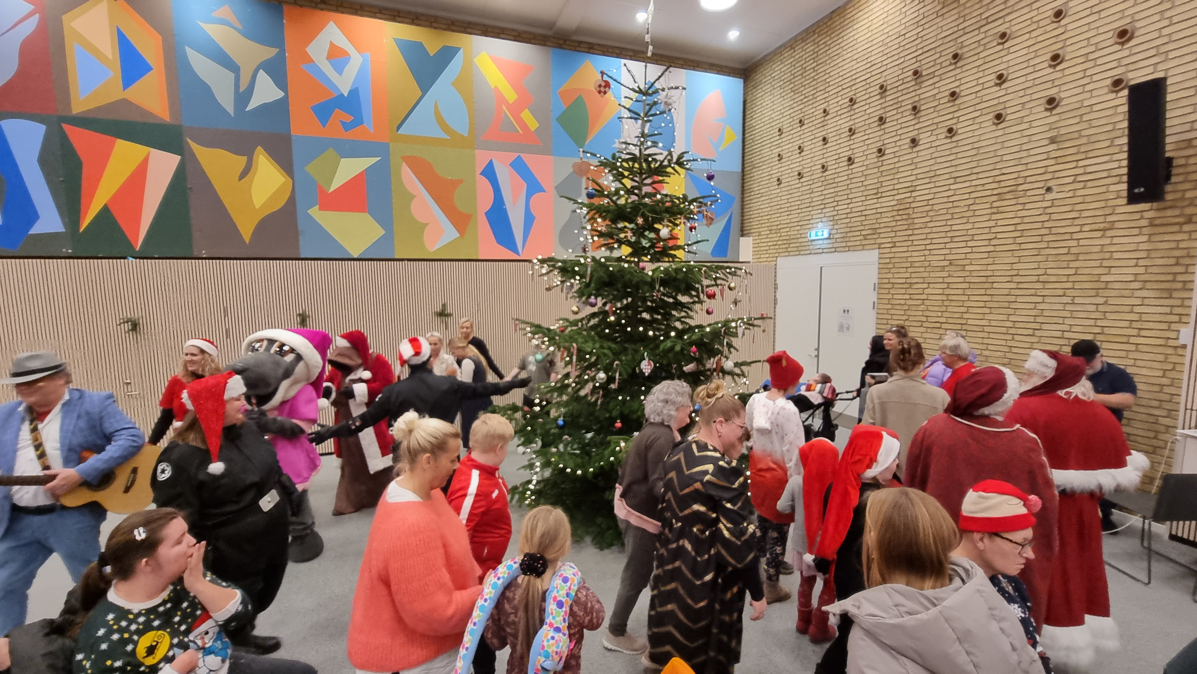 Alle med fysisk eller psykisk handicap og deres nære familie eller ledsagere inviteres til gratis juletræsfest! 