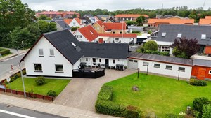 Mæglerhuset: Charmerende toplansvilla med godt hobbyrum centralt i Hjallerup