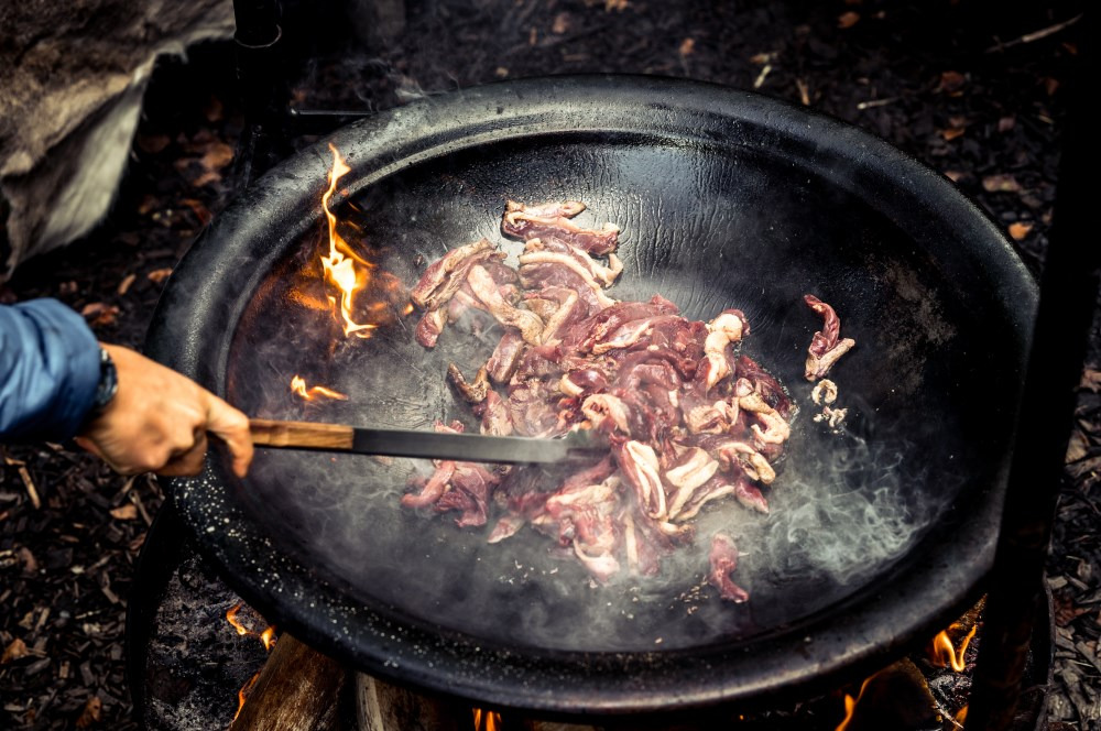 Oplev naturens vilde side i Rønde: Madlavning og snittekunst