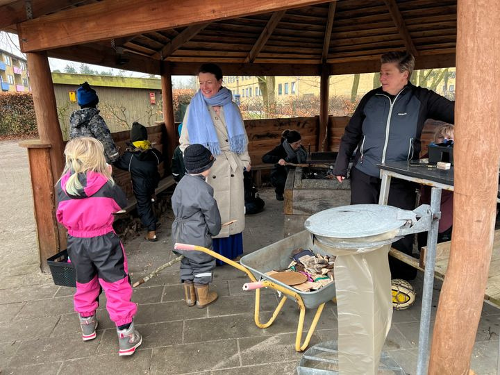 Borgmesterbesøg ved Eventyrhuset med det grønne flag