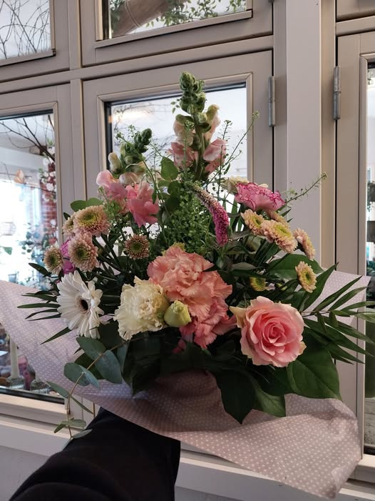 Tulipa Blomster & Havedesign binder friske buketter til Mors Dag
