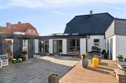 Helgesvej 41 og 1 anden boliger er kommet til salg denne uge i Herlufmagle - se boligerne her.