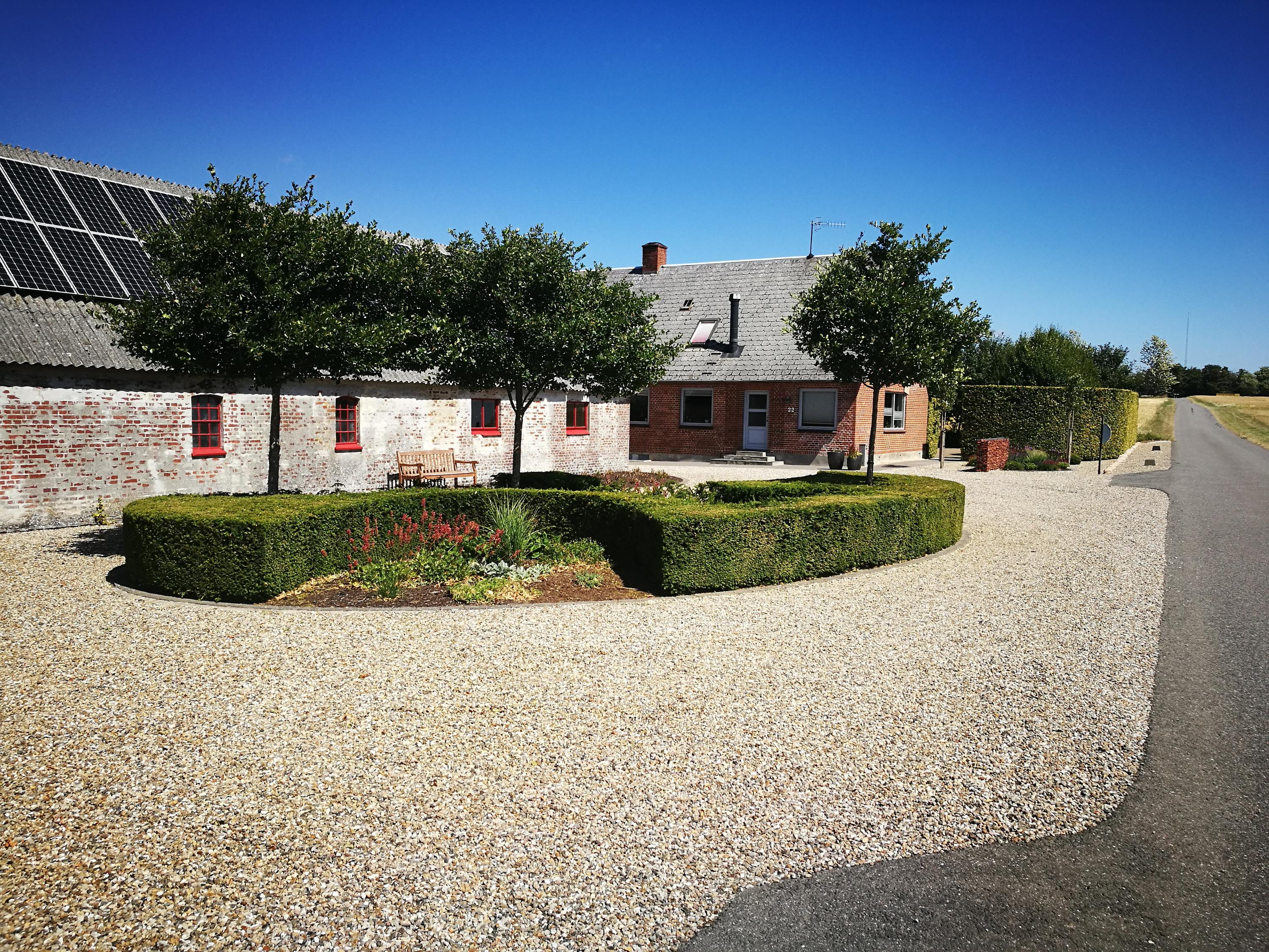 Nedlagt landbrug med fantastisk haveanlæg nær Silkeborg