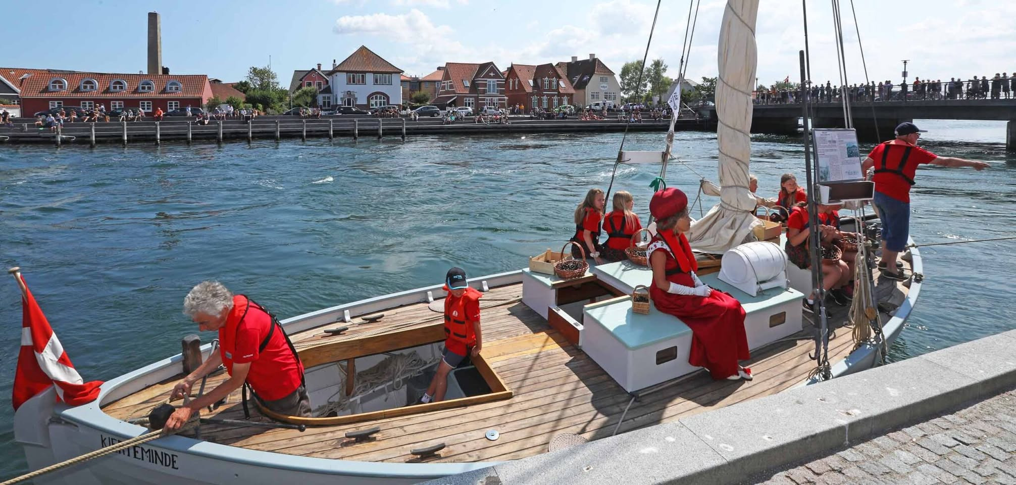 Rylen sejler til Renæssancehavnen med Kirsebærdronningen