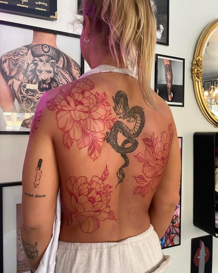Hos Din Tatovør præsenterer Sofie: Kombination af styrke og elegance i nye tatoveringer