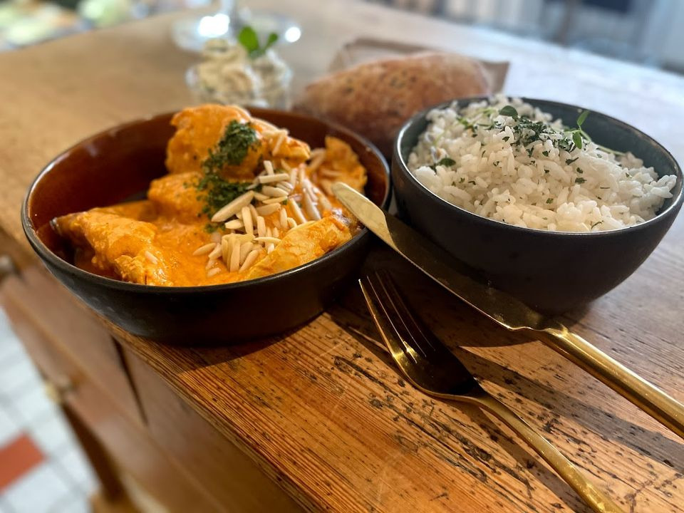 Helles Køkken ApS tilbyder tikka chicken marsala og risalamande torsdag den 31. oktober