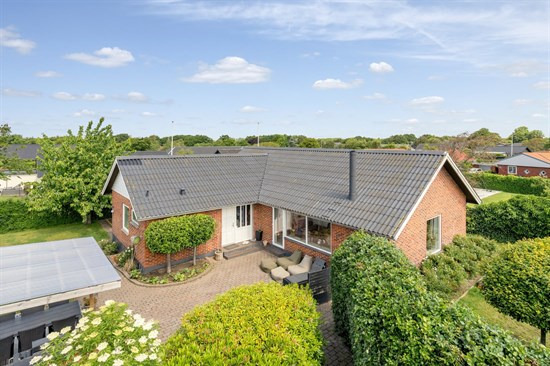 Spændende villa i Sædding med 235 etagemeter og stor dobbeltgarage