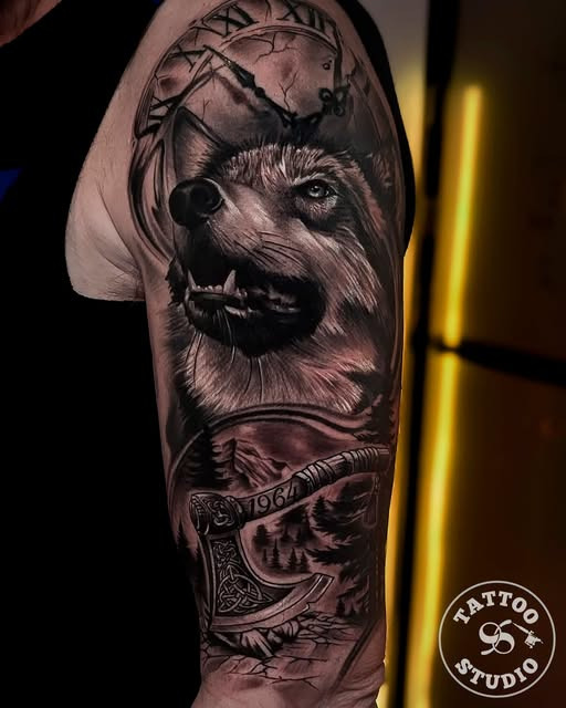 Tattoo Studio 96 Aarhus viser sleeve med ulveportræt og nordisk inspirerede elementer