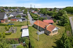 Mæglerhuset Sæby: Hyggelig villa på blind vej nedsat med 200.000 kr.