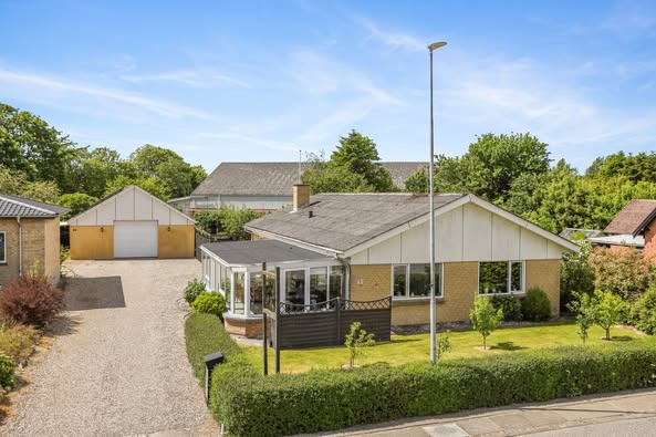 Mæglerhuset Asger Larsen nedsætter prisen på villa i Strandby til 695.000 kr.