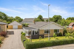 Mæglerhuset Asger Larsen nedsætter prisen på villa i Strandby til 695.000 kr.