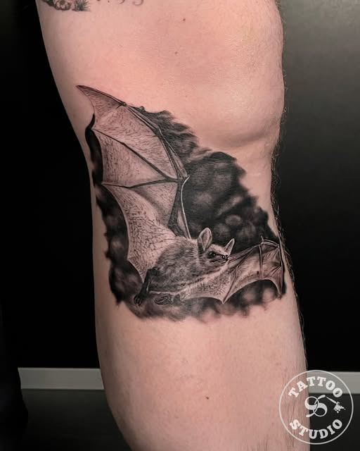 Tattoo Studio 96 præsenterer mystisk black & grey flagermus design af Alexy