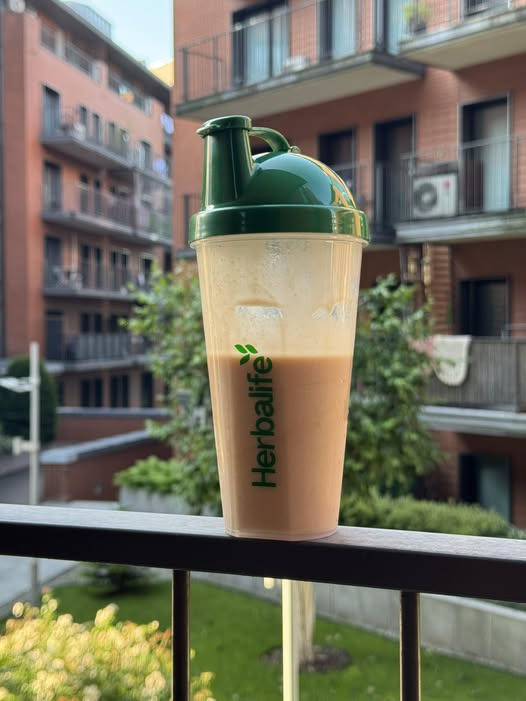 Houen Life Power starter dagen i Kraków med en shake på terrassen