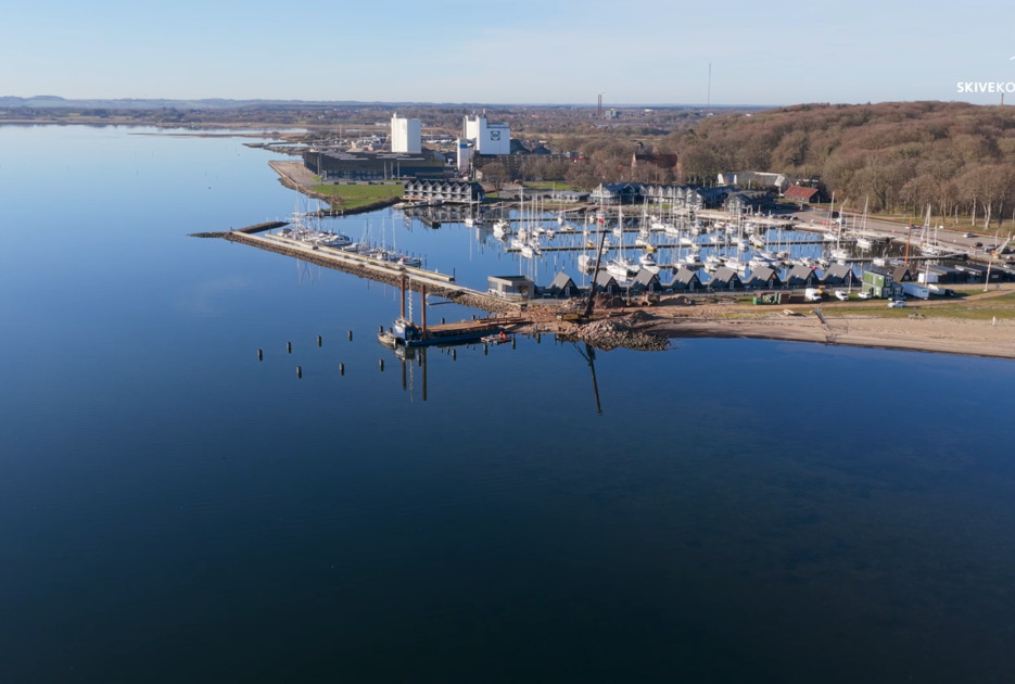 Fjordbadet ved Strandtangen tager form – fundamentet næsten færdigt og åbning ventes i 2026