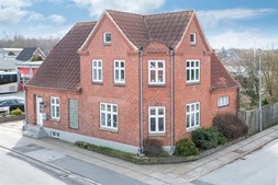 Charmerende rødstensvilla med hvide dannebrogsvinduer
