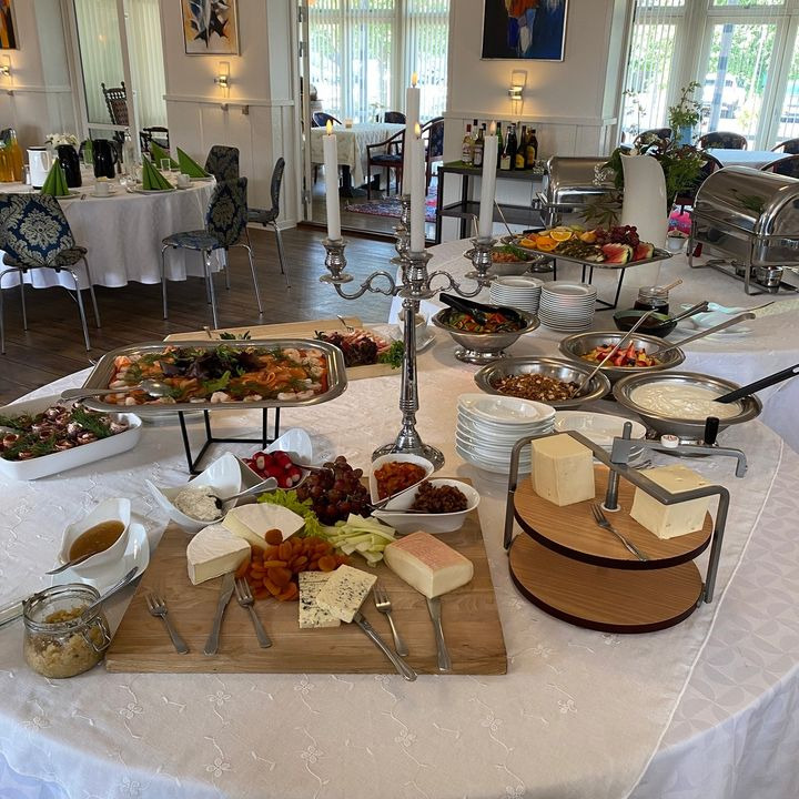 Oasens luksusbrunch: En invitation til uformel hygge med lækker mad for alle