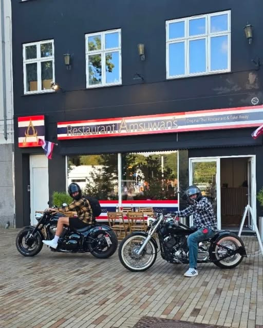 Restaurant Amsuwan's laver menuen om med Pad Thai og Pad Kra Pao om aftenen