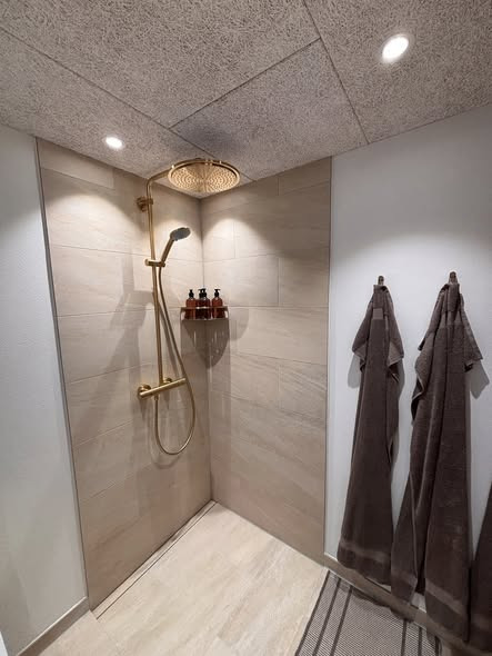 Handest VVS præsenterer elegant badeværelsesrenovering med kvalitetsprodukter