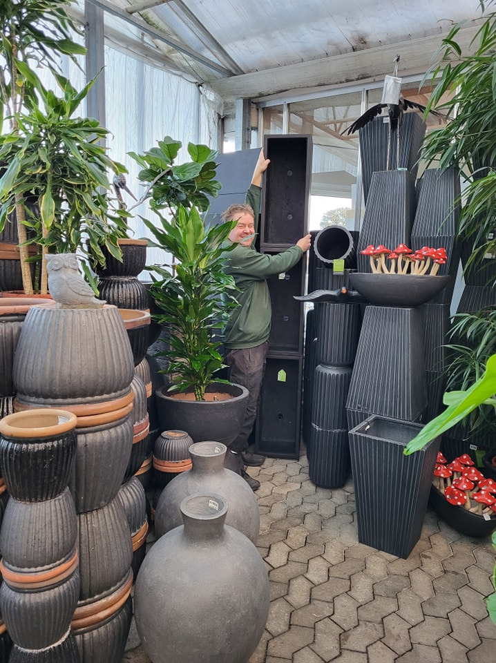 Asmild Plantecenter ApS: Nye krukker ankommer og drivhuset får en omgang