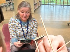 Kreativ hygge på Randers Bibliotek: Fra højtlæsning til trøstemus