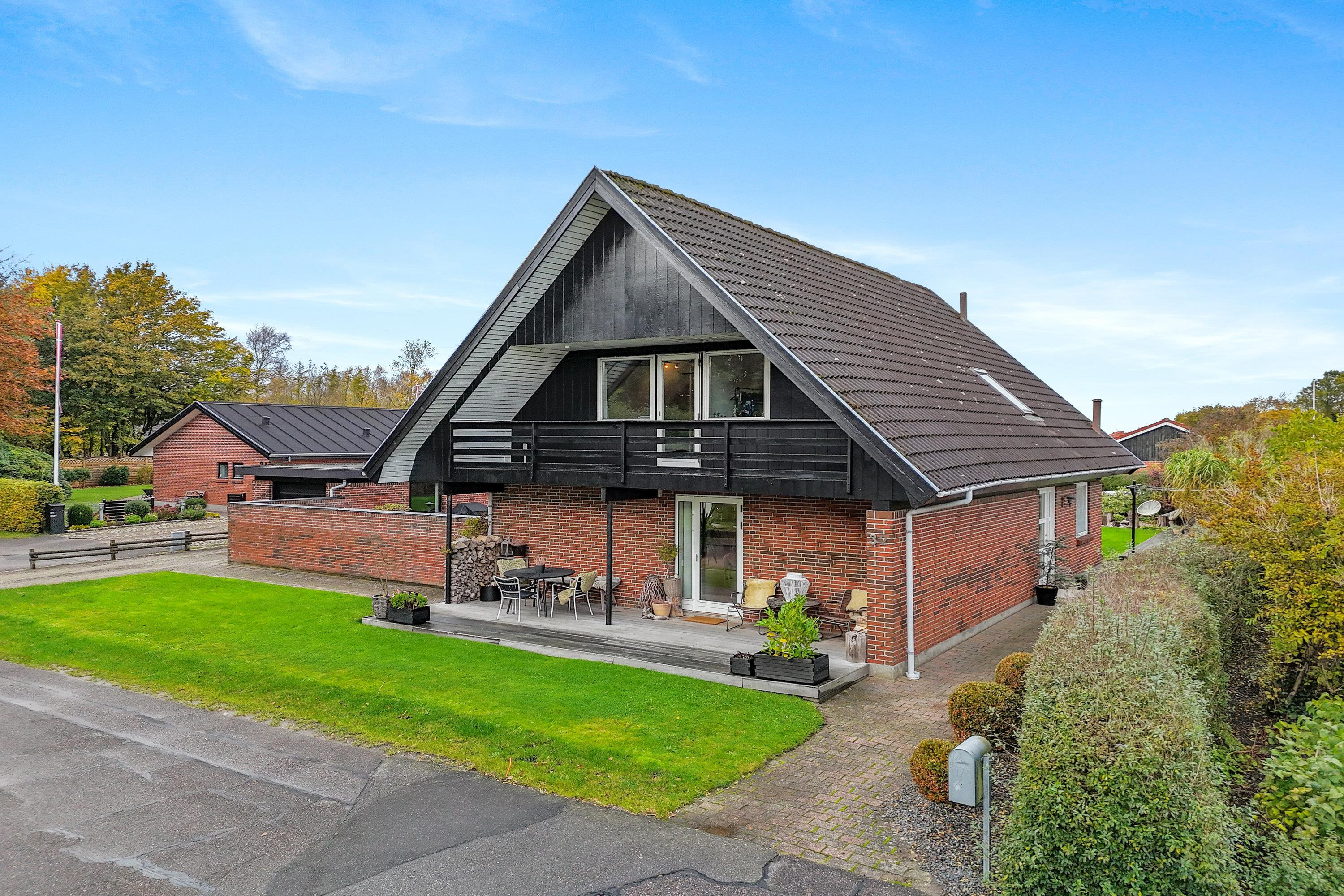 Moderniseret familievilla med solrige terrasser i Aabybro