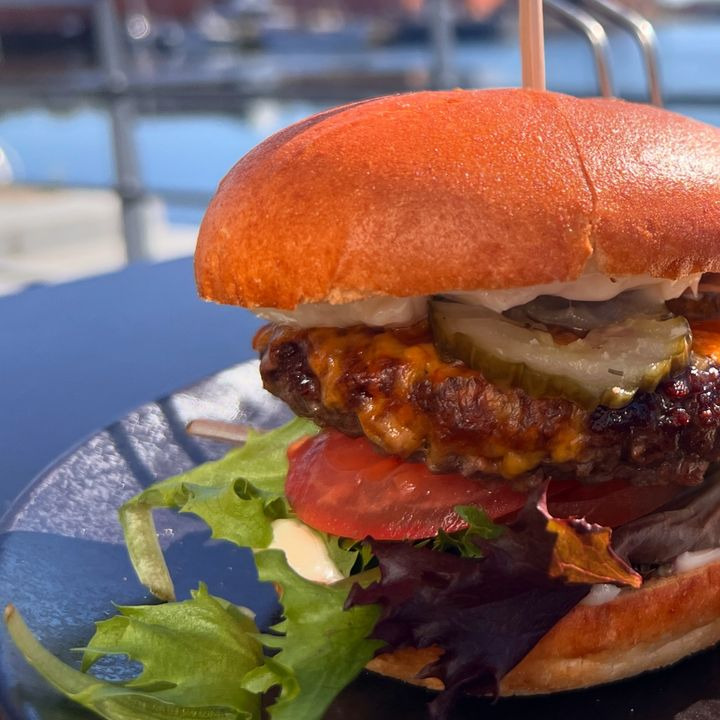 Efterårsferieburger hos Café Bryggen: Smag lækre varianter før ferien slutter
