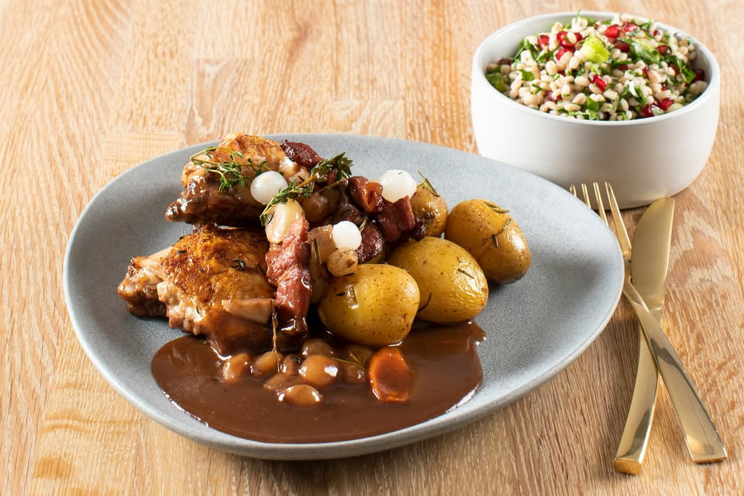 Frederiksberg Kødforsyning tilbyder Coq au vin som del af fredagsmenuen i uge 16