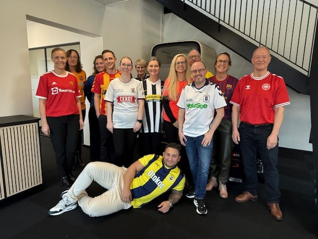 Sparekassen Djursland støtter Børnecancerfonden med fodboldtrøjer og donationer