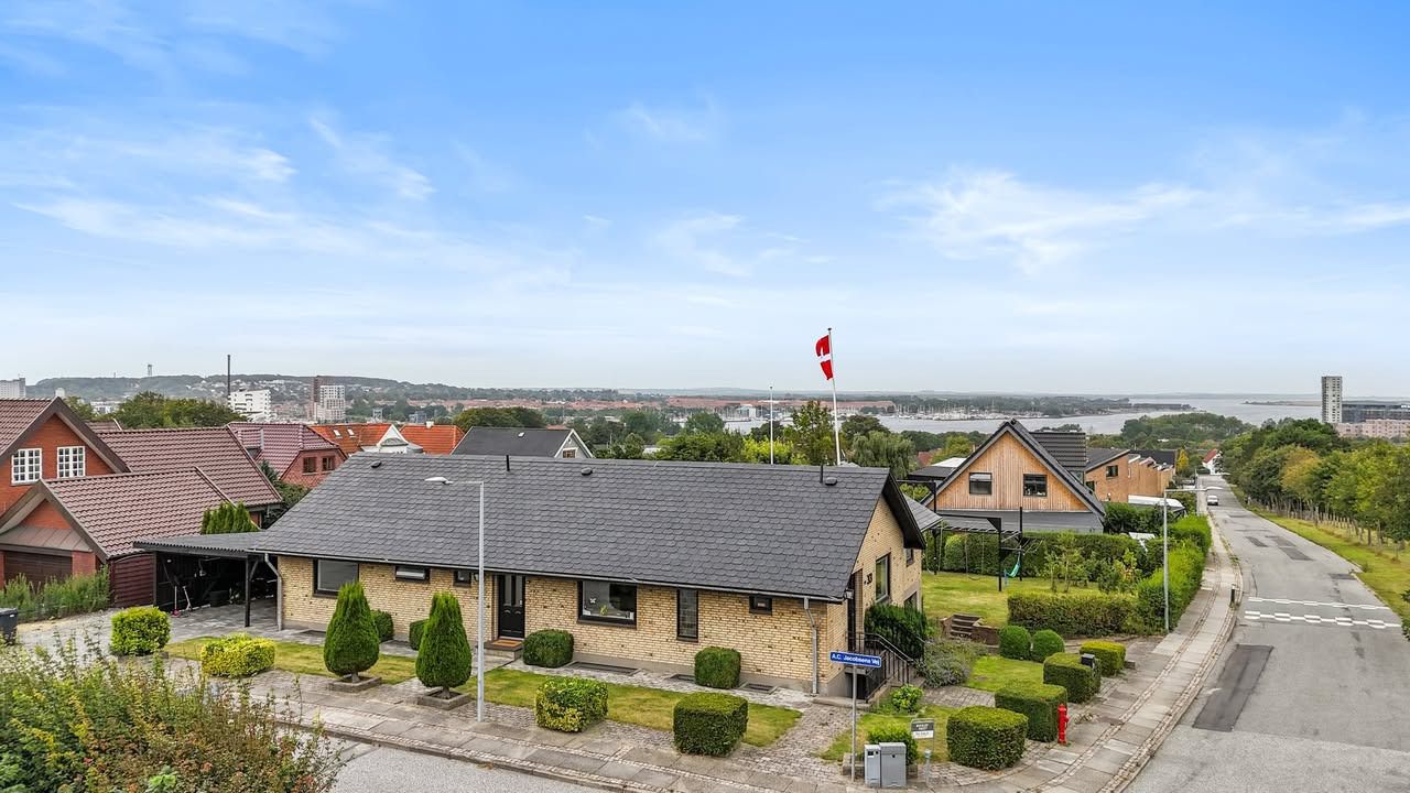 Mæglerhuset annoncerer ny pris på villa med unik beliggenhed i Nørresundby