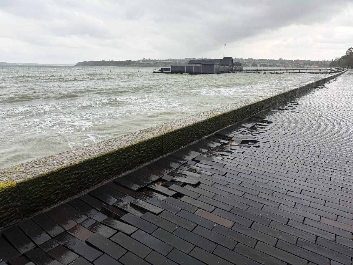 Sønderborgs strandpromenade sikres mod bølgeskader med nye foranstaltninger