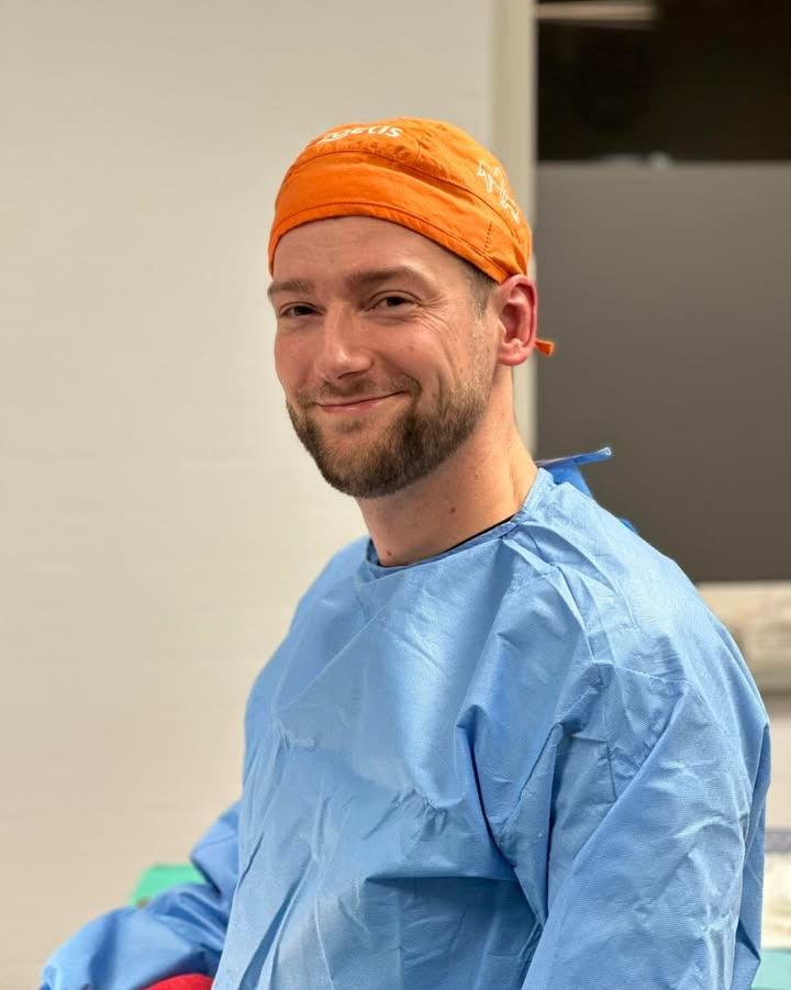 Center Dyreklinik præsenterer Ulrik: Dygtig kirurg med passion for frugttræer og klaverspil