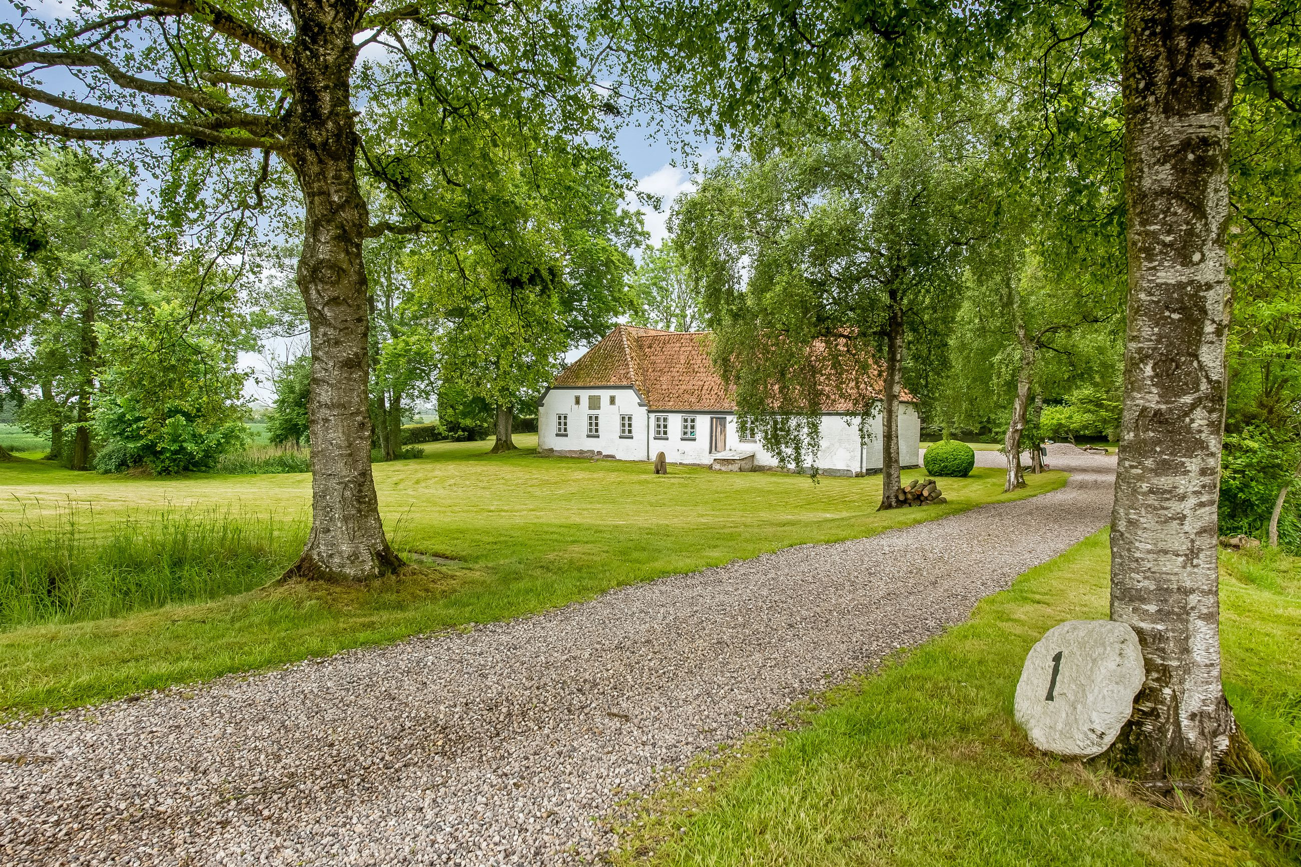 Til salg hos EJENHOLM BOLIG & ERHVERV: SMUKT LIEBHAVERI PÅ LANDET