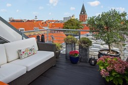 Ny pris på luksuslejlighed i Aalborg: Ejendomsmæglerne Hansen & Thoft præsenterer byliv med tagterrasse og parkering