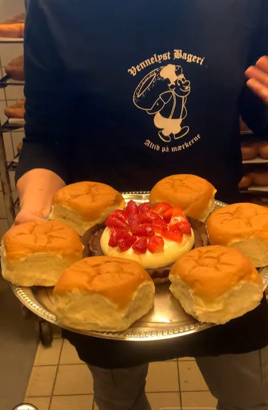 Vennelyst Bageri tilbyder lækker pakke med hvedeknopper og jordbærtærte til lav pris