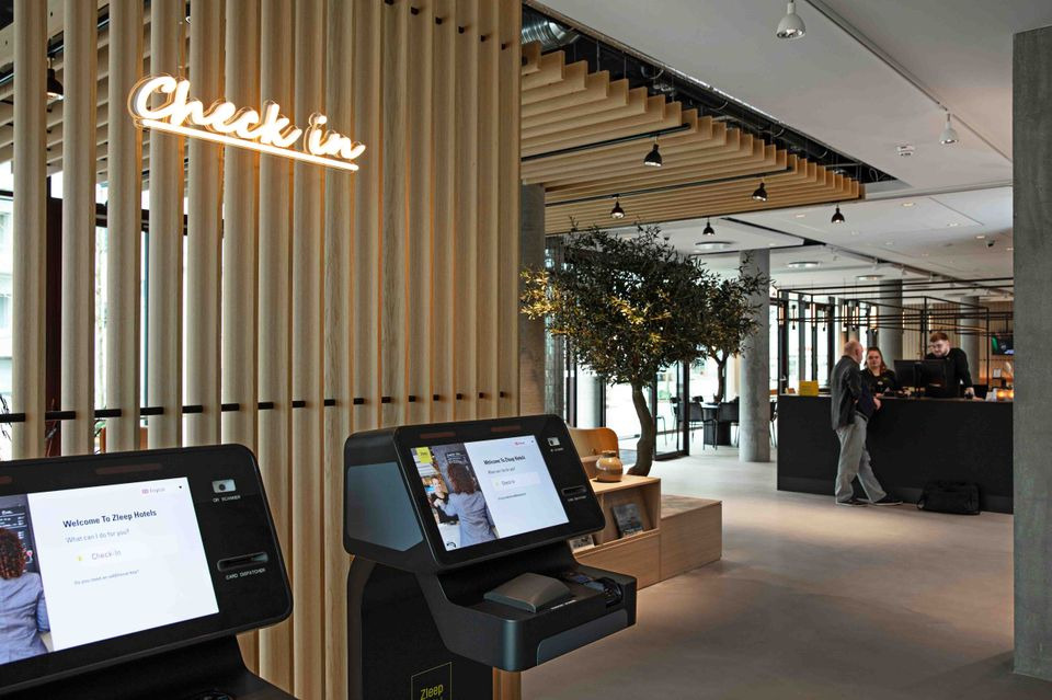 Nyt hotel i Hillerød inviterede de lokale på rundvisning og bobler