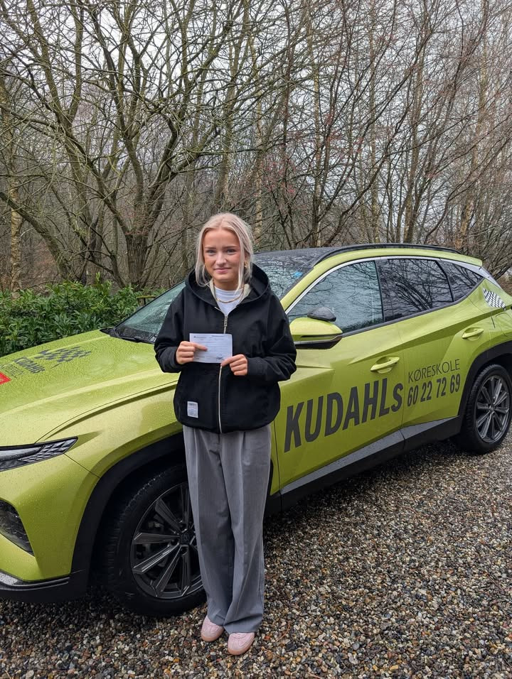 Kudahls Køreskole fejrer Dicte for bestået køreprøve
