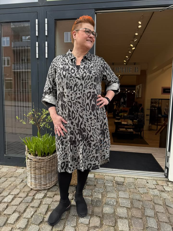 Only Curves præsenterer ny blød og lækker leopardkjole fra Kaffe Curve