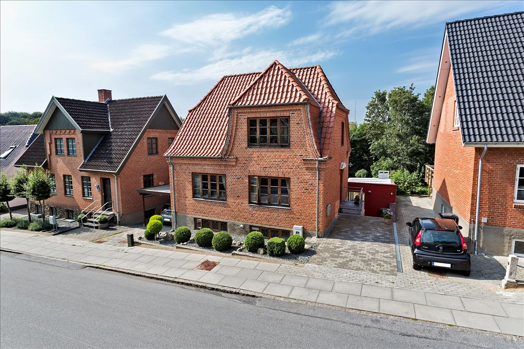 Gen­nen­re­stau­re­ret villa med attraktiv beliggehed