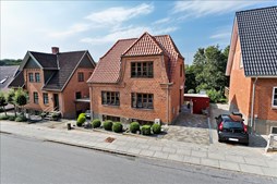 Gennenrestaureret villa med attraktiv beliggehed