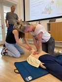 Medarbejdere styrker fællesskab og førstehjælpsfærdigheder ved event hos Arbejdsmiljøeksperten