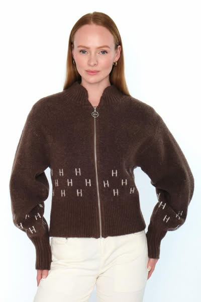 Skott Aalborg præsenterer ny farve af den populære HÉST strikjakke