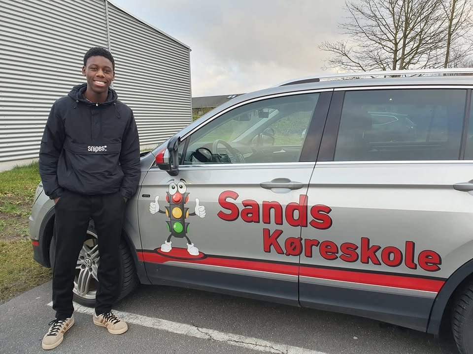 Sands Køreskole fejrer Amedee Shomari for en næsten fejlfri køreprøve