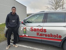 Køreprøve succes hos Sands Køreskole: Amedee Shomari bestod med bravur