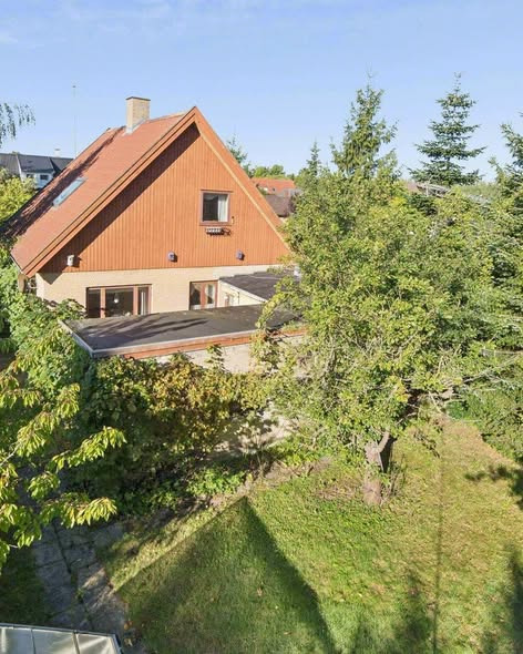 Nybolig Hvidovre præsenterer rummelig villa med stort potentiale på Grænsevej 5