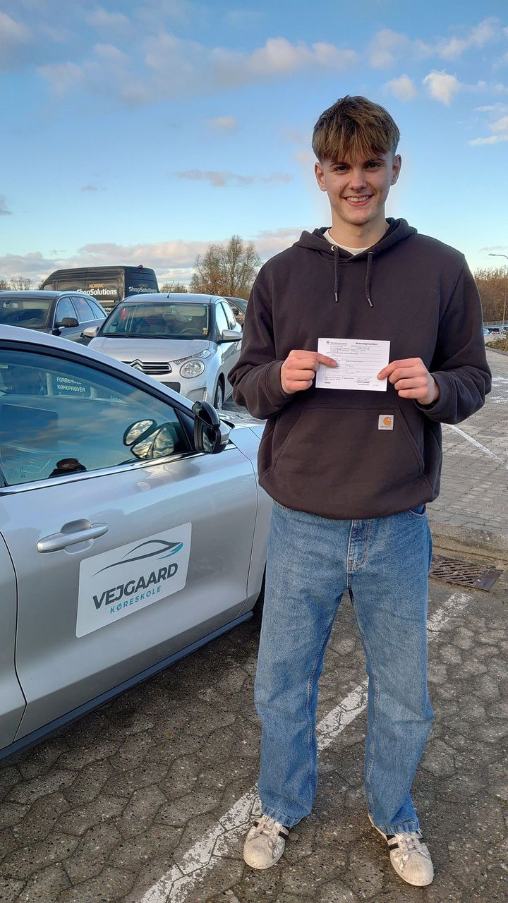Oskar fik kørekort i første forsøg hos Vejgaard Køreskole v/Morten Rode